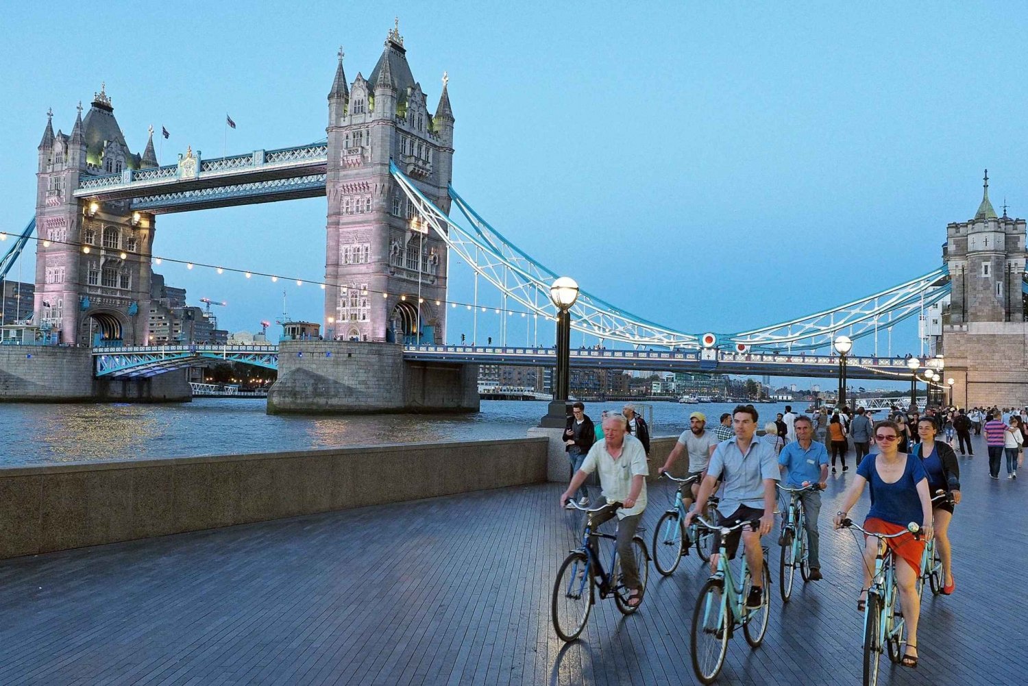 London: tre timmars cykeltur vid solnedgången