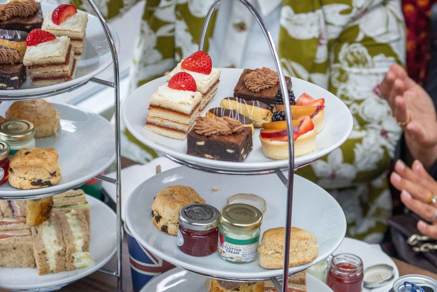 London: Afternoon Tea Bus & Buckingham Palace Entry Option