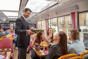 London: Afternoon Tea Bus mit einem Glas Prosecco