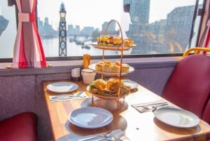 London: Afternoon Tea Bus mit einem Glas Prosecco