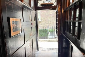 London: Charles Dickens Walking Tour for Small Groups