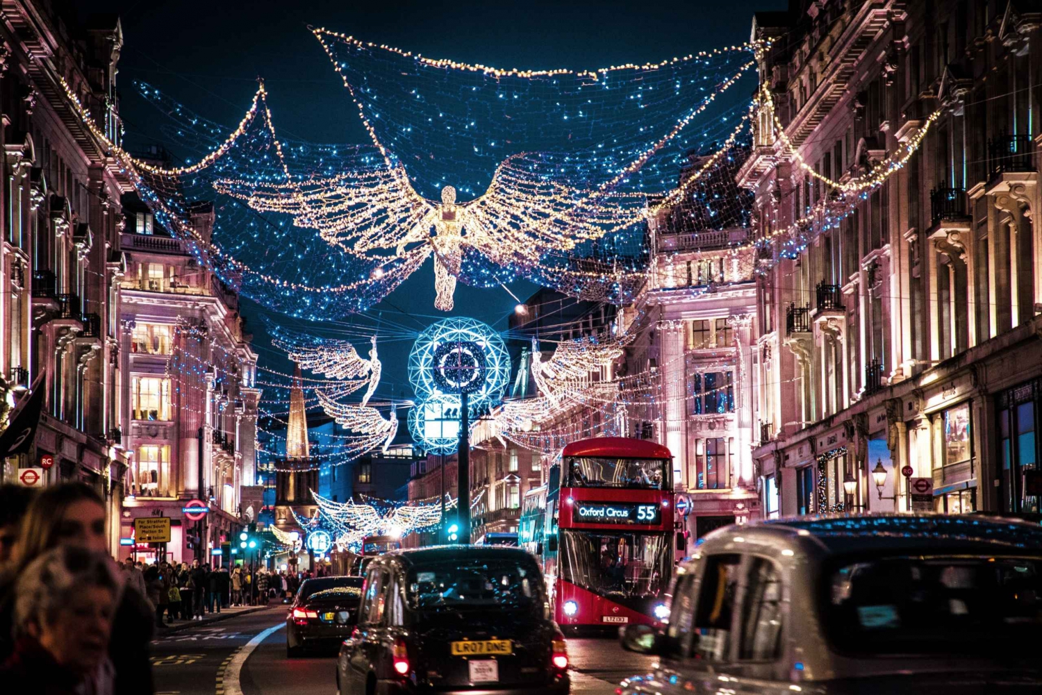 Lontoon jouluvalot vintage-bussilla