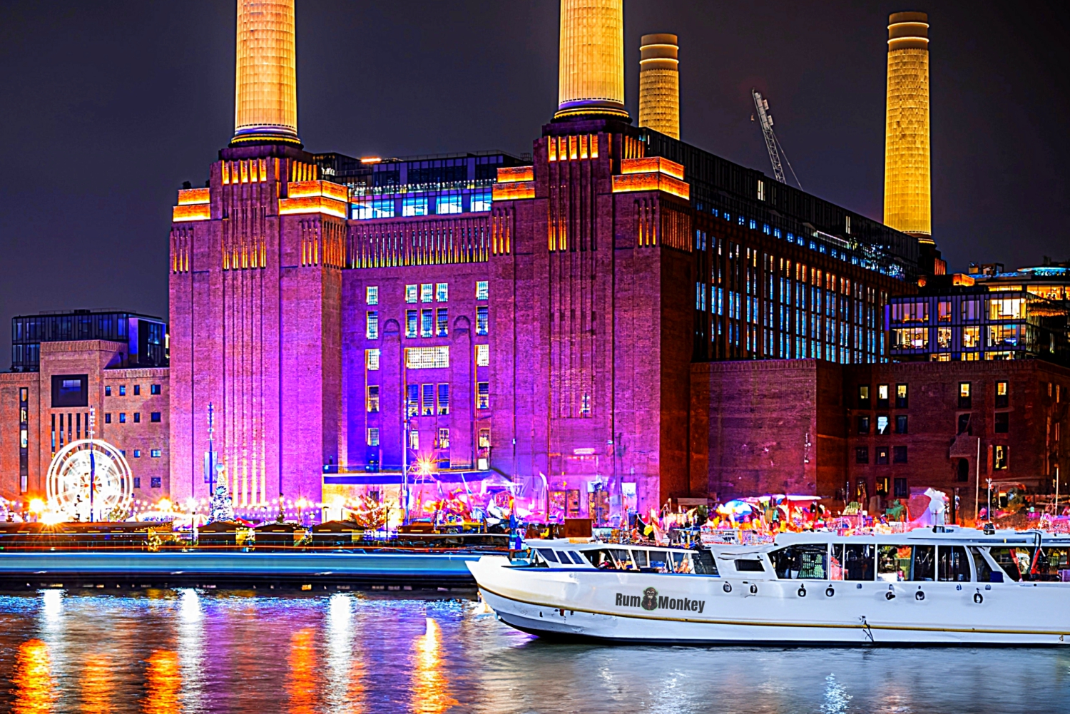 Londres : Comédie noire sur l'emblématique péniche de Battersea