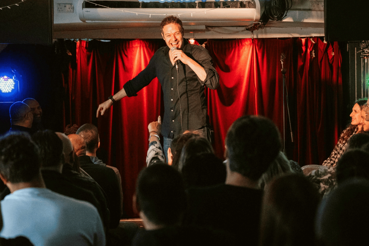 Londen: Duistere komedie op Iconische Battersea Schuit