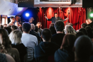 Londen: Duistere komedie op Iconische Battersea Schuit