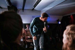 Londen: Duistere komedie op Iconische Battersea Schuit