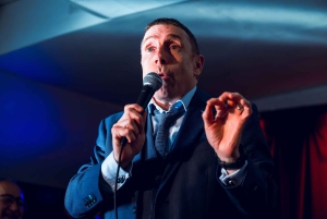 Londen: Duistere komedie op Iconische Battersea Schuit