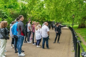 London: Ghost Walk and River Thames Boat Ride