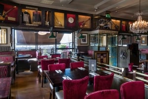 Lontoo: Hard Rock Cafe, jossa on lounas- tai päivällisvalikoima