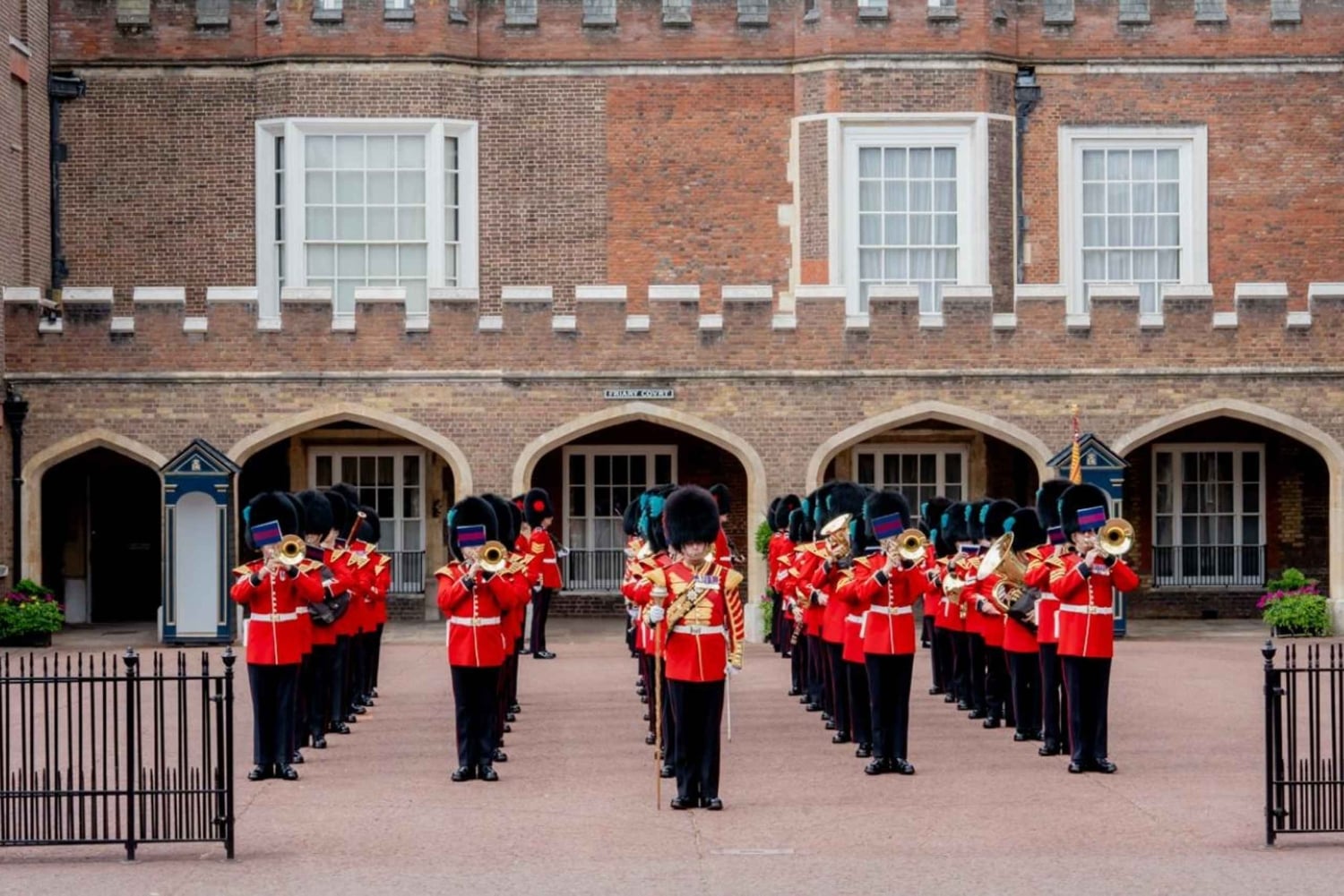 ロンドン：テムズ川クルーズ付きホップオン・ホップオフパス 24時間