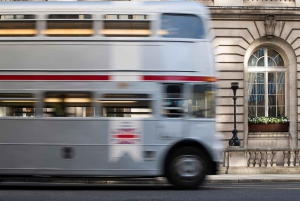 Londres : bus à arrêts multiples Routemaster