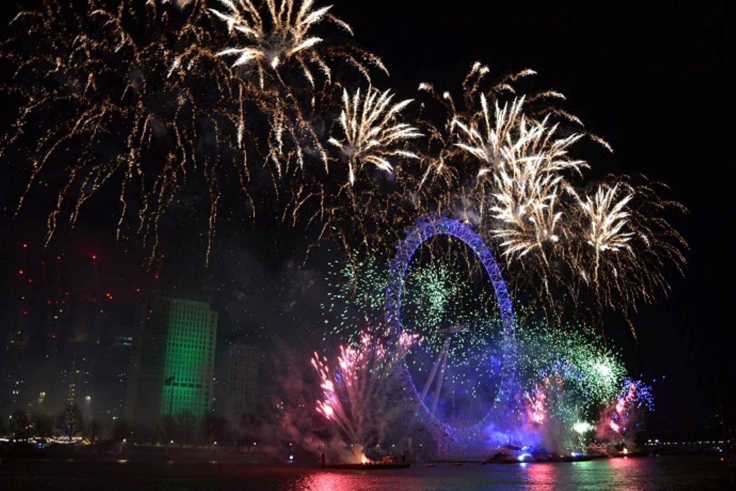 London: NYE fyrværkeri Typhoon Clipper Cruise