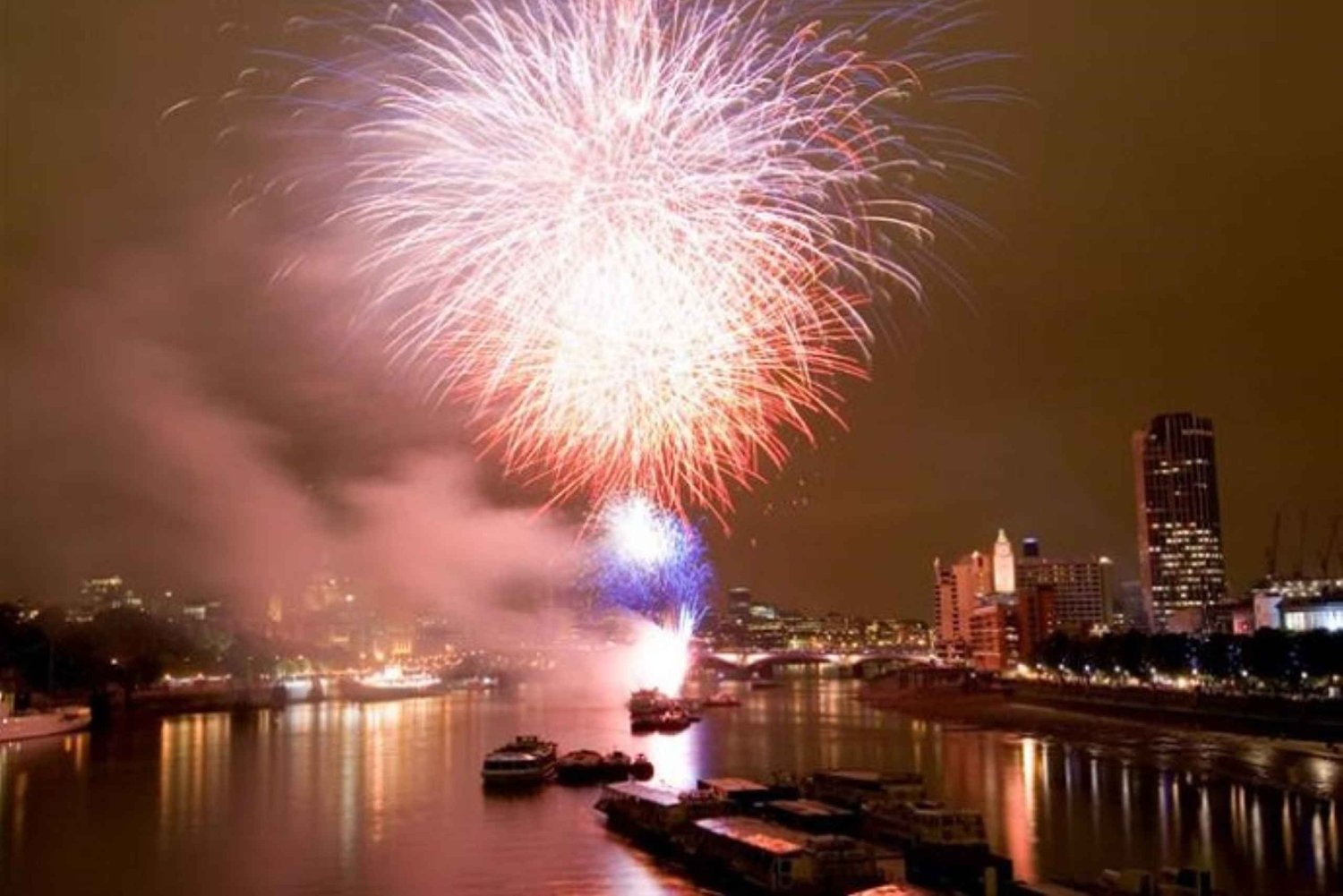 Londres: Crucero de Nochevieja por el Támesis con fuegos artificiales en el Thomas Doggett