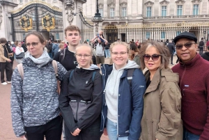 Londres : Visite à pied de la famille royale et de la relève de la garde