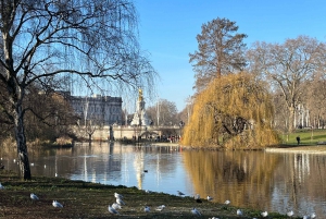 Londres : Visite à pied de la famille royale et de la relève de la garde