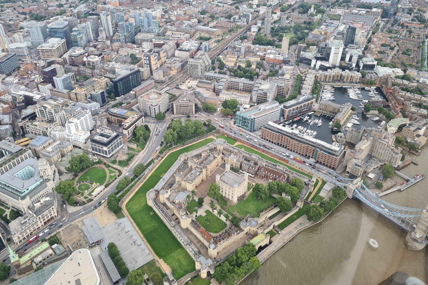 London Sightseeing Flight for 2 with Champagne 35 minutes