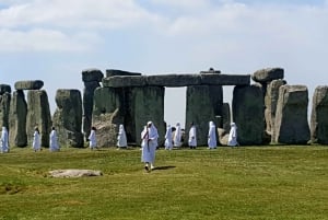 London: Stonehenge and Woodhenge Private Black Cab Tour