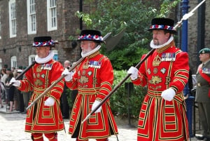 Lontoo: Tower of London Beefeater Welcome & Crown Jalokivet
