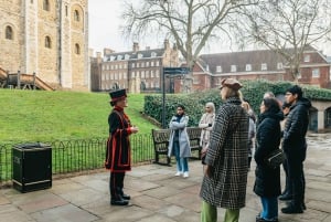 Londyn: Tower of London, wstęp przed otwarciem ze strażnikiem zamku