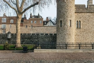 Londyn: Tower of London, wstęp przed otwarciem ze strażnikiem zamku