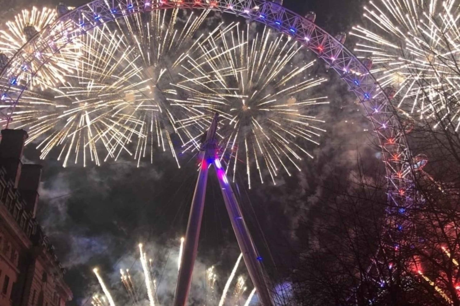 Sylwestrowe fajerwerki w County Hall przy London Eye