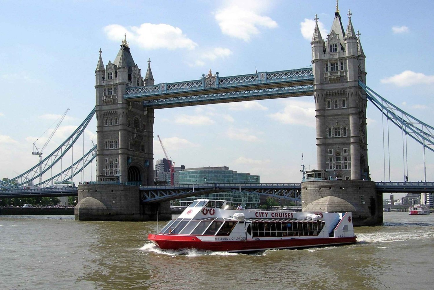 Londres: Crucero guiado por el Támesis y visita a pie de Harry Potter