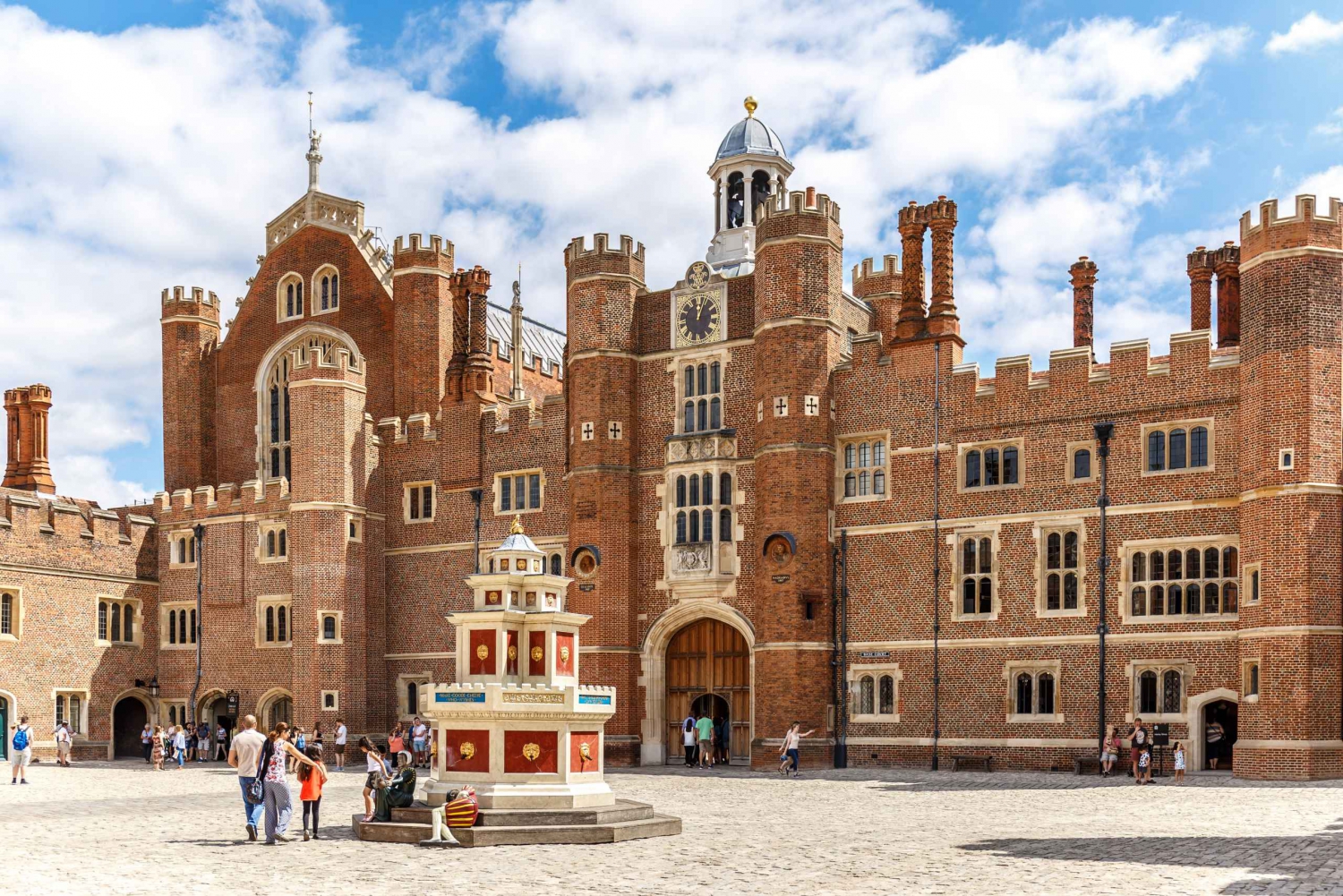 Hoppa över linjen till Hampton Court Palace från London med bil