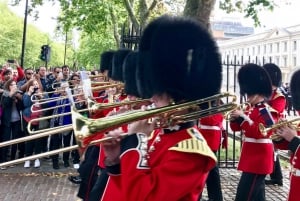 Pular a fila da Abadia de Westminster e trocar de guarda