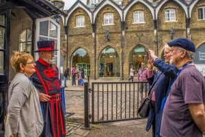 Tower of London Small Group Tour with a Beefeater