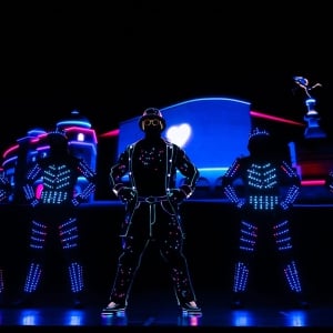 Mouvements Néon des Blackouts : Un Voyage de Spectacle de Danse Lumineux avec les Succès des Années 2000