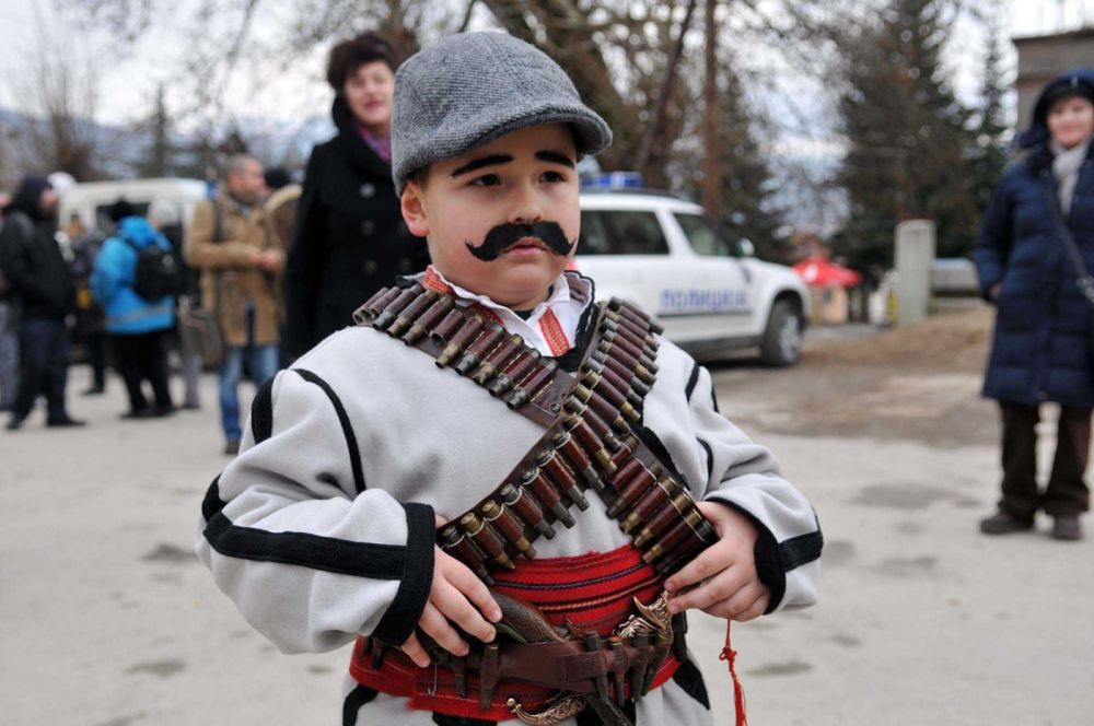 A kid poses as a Macedonian Vojvoda (Photo by: Municipality of Vevcani)
