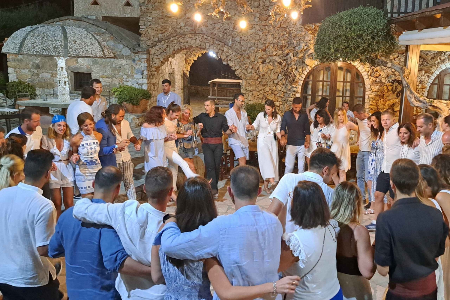 Chania: Kretisk folkedansforestilling med middag og opphenting