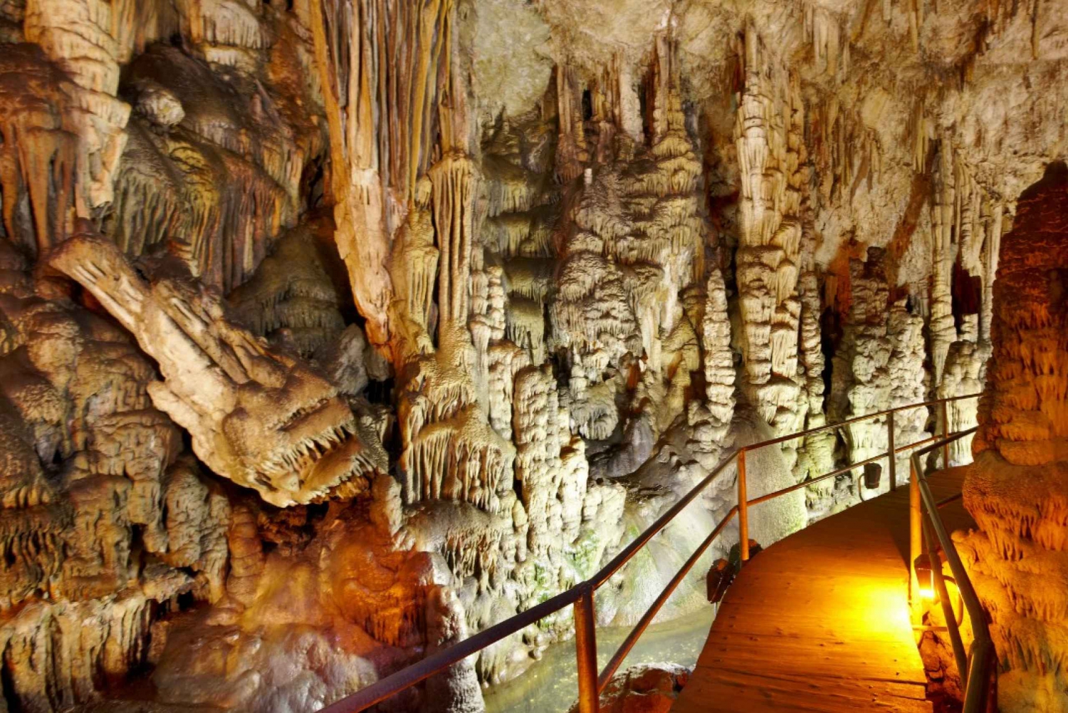Explore lugares no Planalto de Lasithi e a lendária Caverna de Zeus
