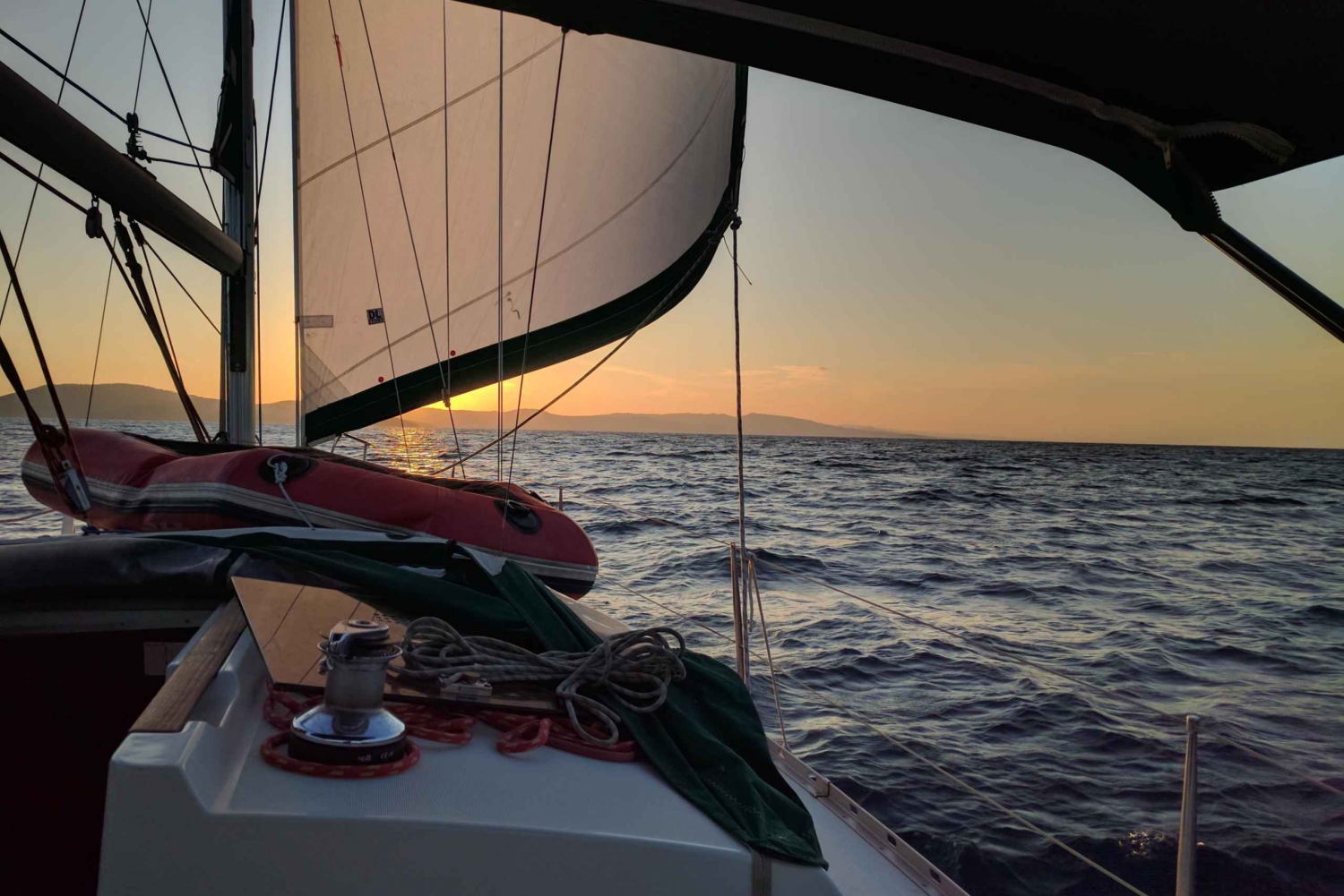 Vanuit Neos Marmaras: Zeiltocht bij zonsondergang naar baaien en eilanden
