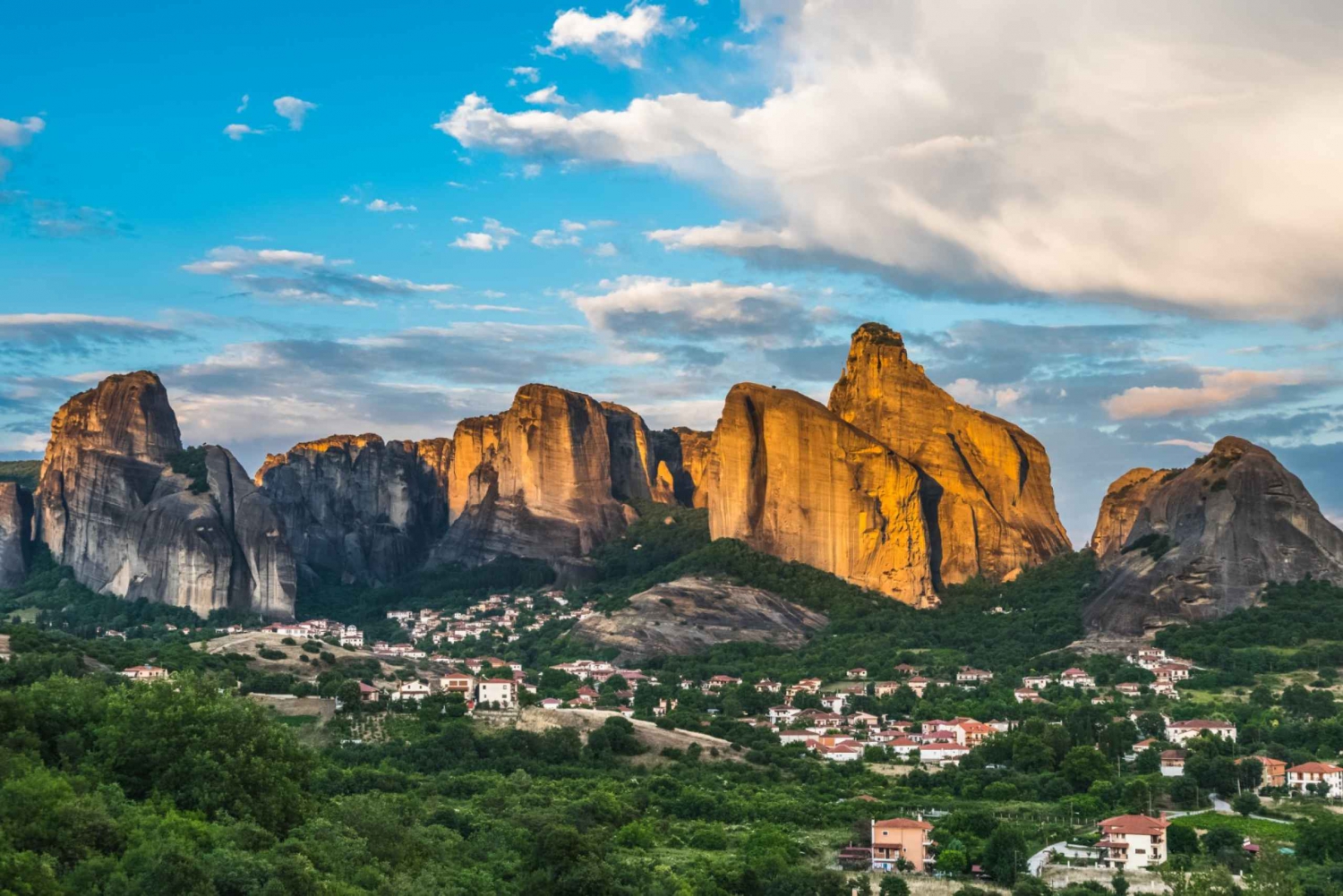 Thessaloniki: 2-Day Rail Trip to Meteora with Overnight Stay