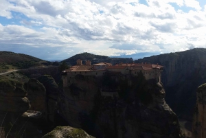 From Thessaloniki: Meteora Small Group Day Trip