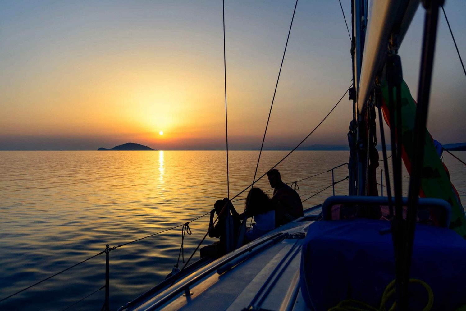 Kassandra: Privat seglingskryssning vid solnedgången med vin och frukt