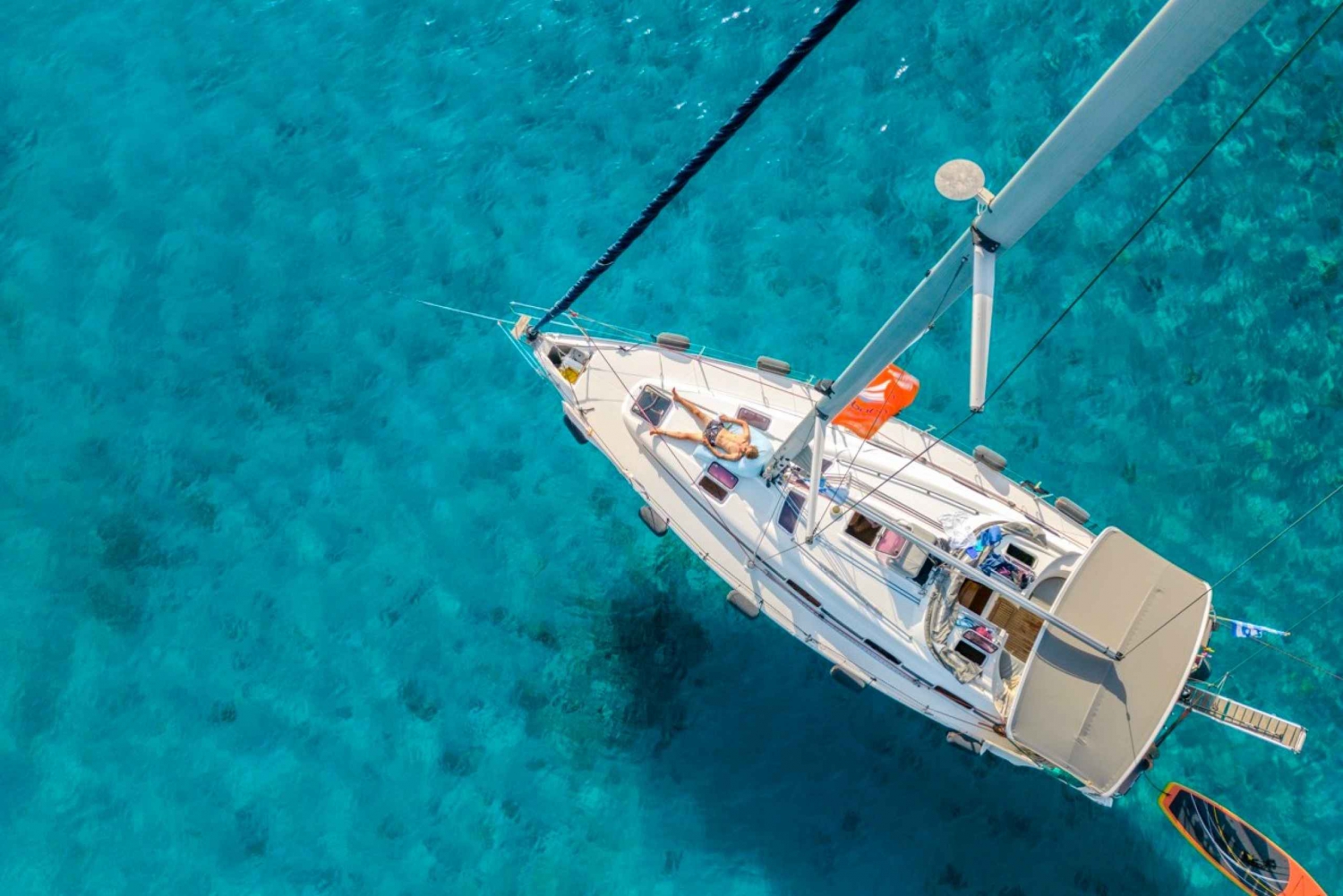 Halkidiki: Crucero en velero privado Nadar en aguas azules