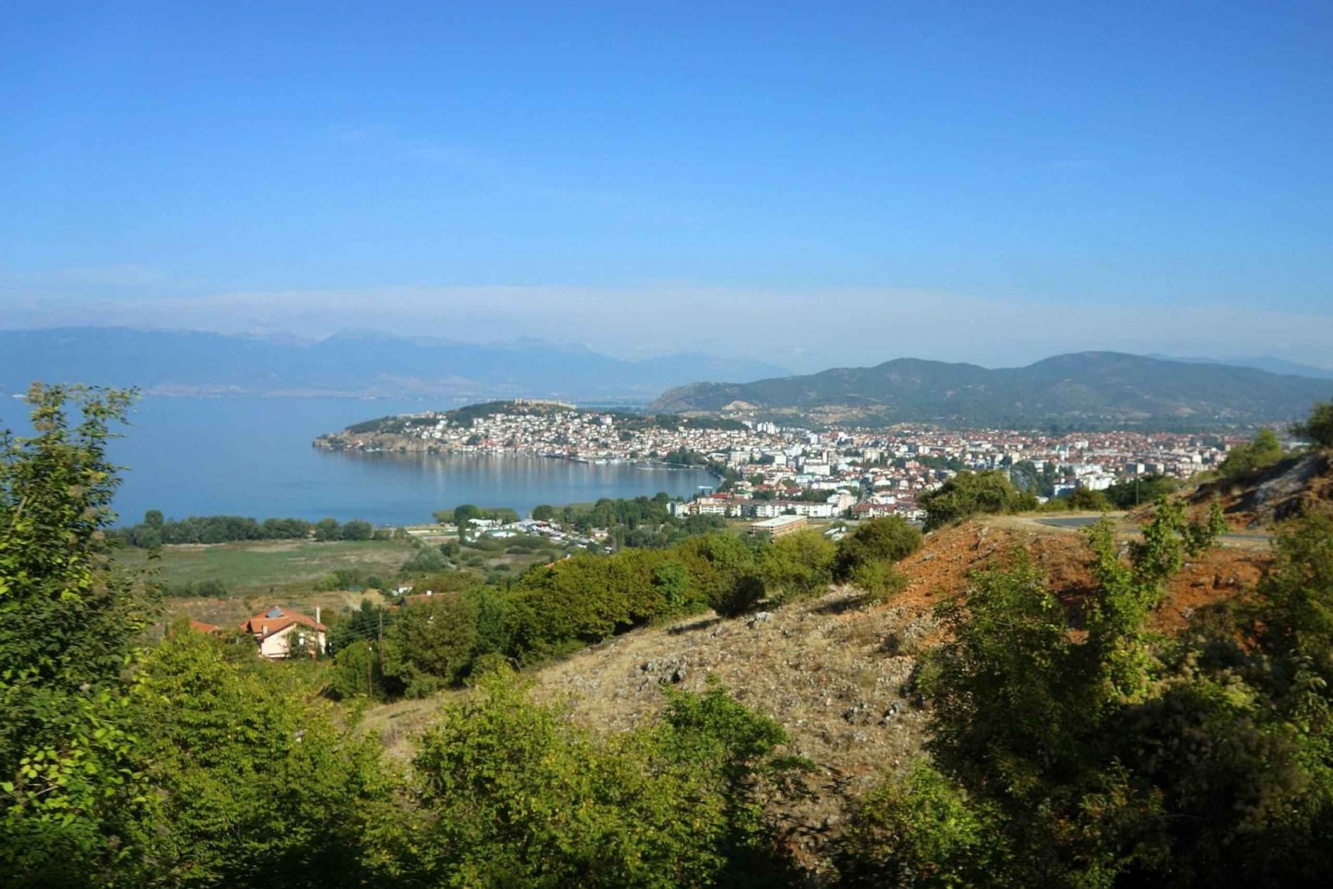 Vandring i fjellandsbyer og strand ettermiddag, fra Ohrid.