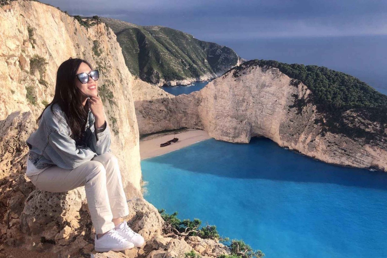 Zakynthos: Excursão VIP às cavernas azuis da praia dos naufrágios de Navagio