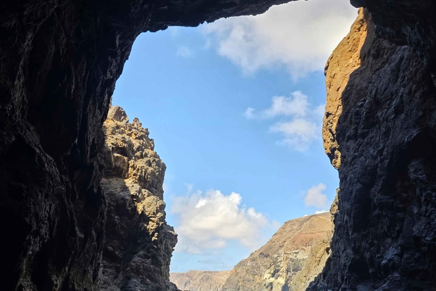Tour in barca lungo la costa di Calheta