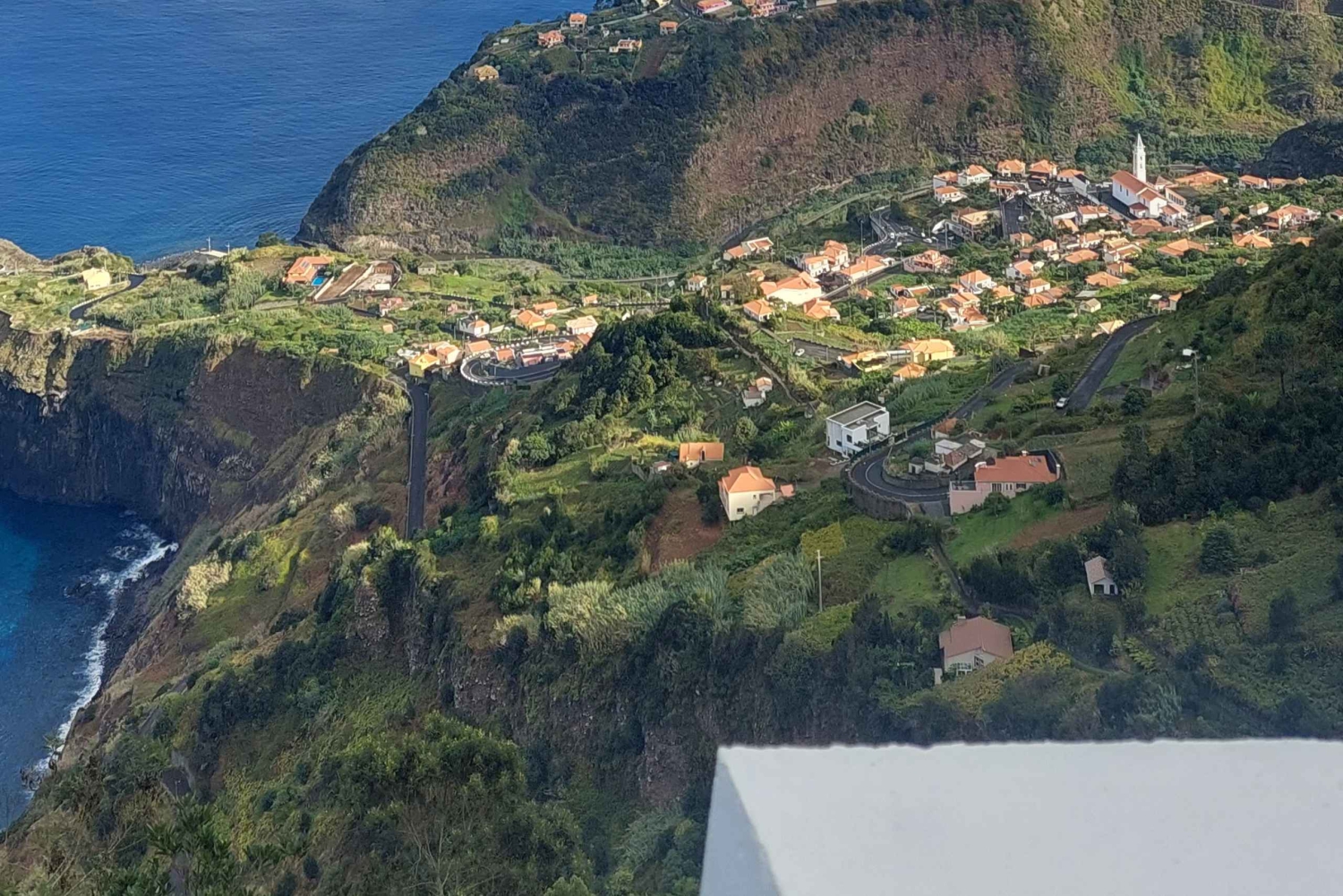 Из Фуншала: Пико-ду-Ариейро и Сантана на целый день 4x4 Tour