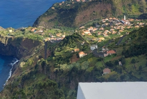 Из Фуншала: Пико-ду-Ариейро и Сантана на целый день 4x4 Tour