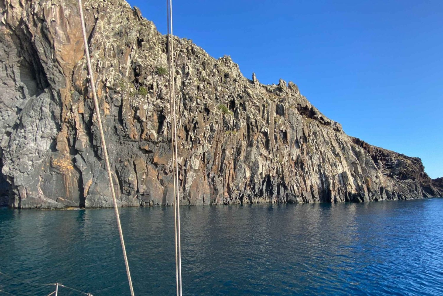 Funchal : Demi-journée et journée complète d'excursion en bateau à voile privé