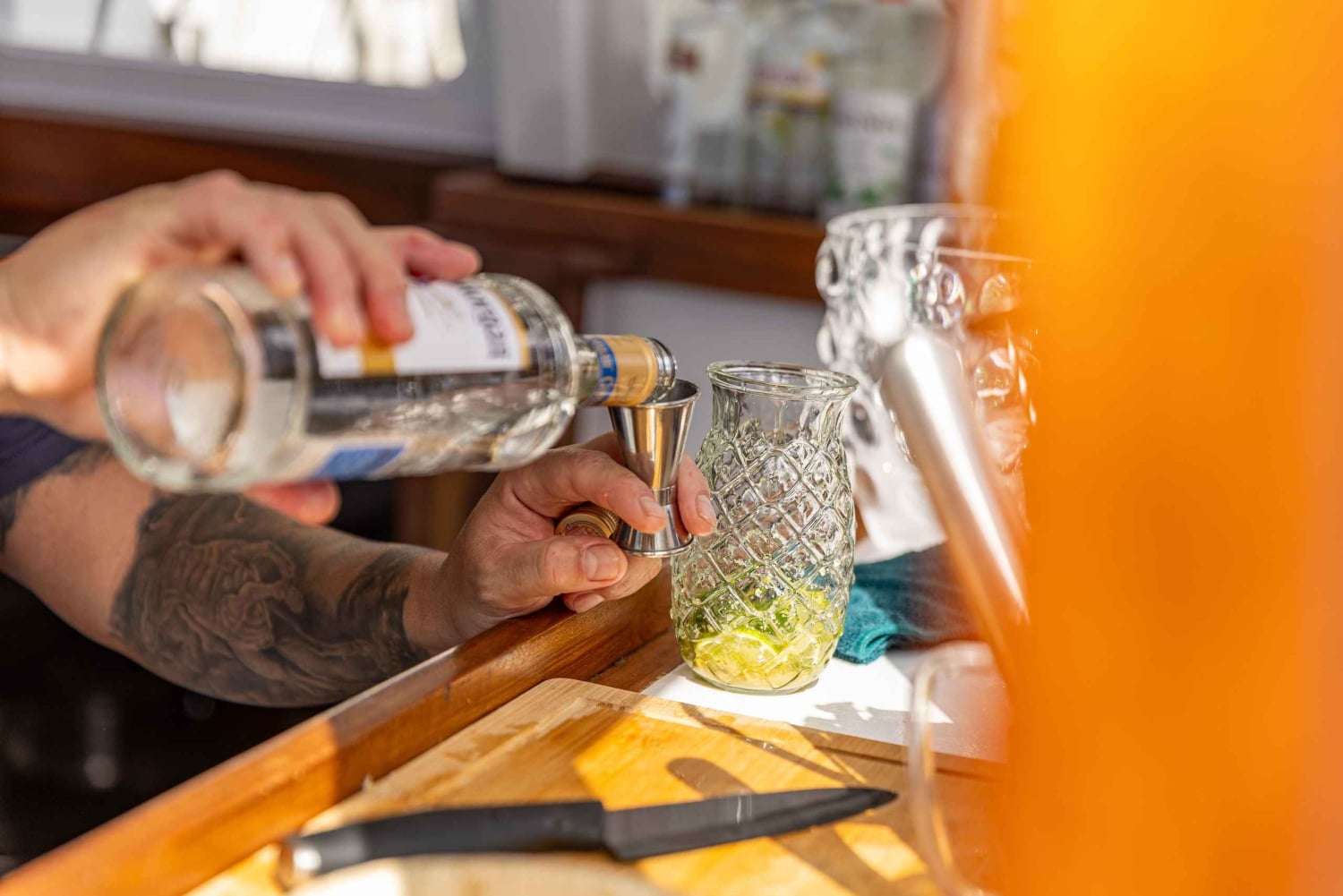Funchal : coucher de soleil sur la côte de l'île de Madère depuis un voilier