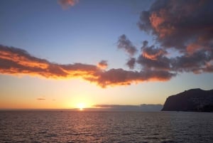 Funchal : coucher de soleil sur la côte de l'île de Madère depuis un voilier