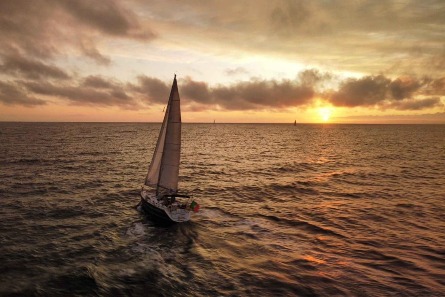Funchal: Crociere private in barca a vela all'alba, al tramonto e al chiaro di luna