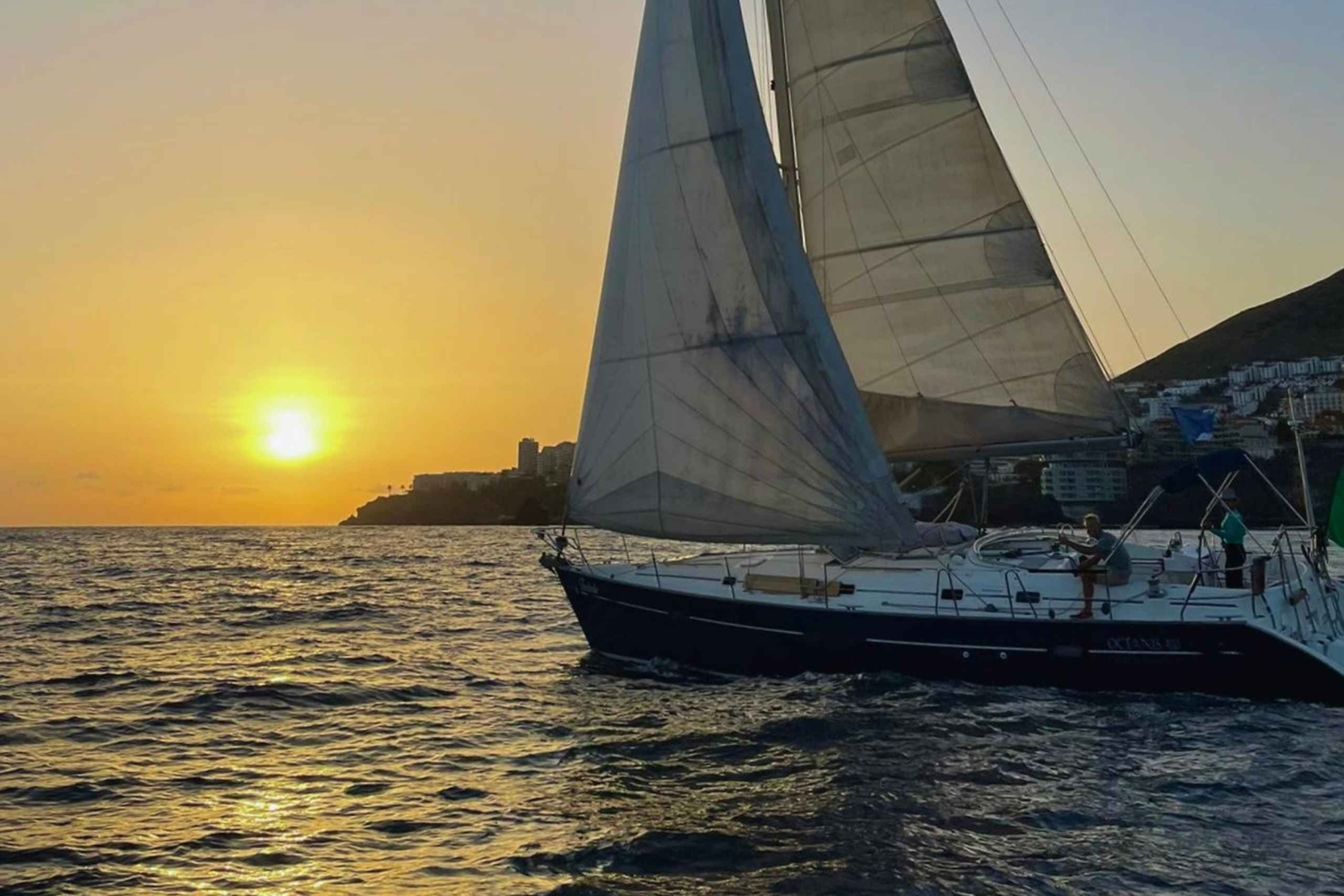 Funchal: Crociere private in barca a vela all'alba, al tramonto e al chiaro di luna