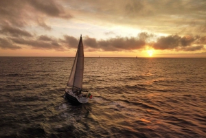 Funchal: Crociere private in barca a vela all'alba, al tramonto e al chiaro di luna