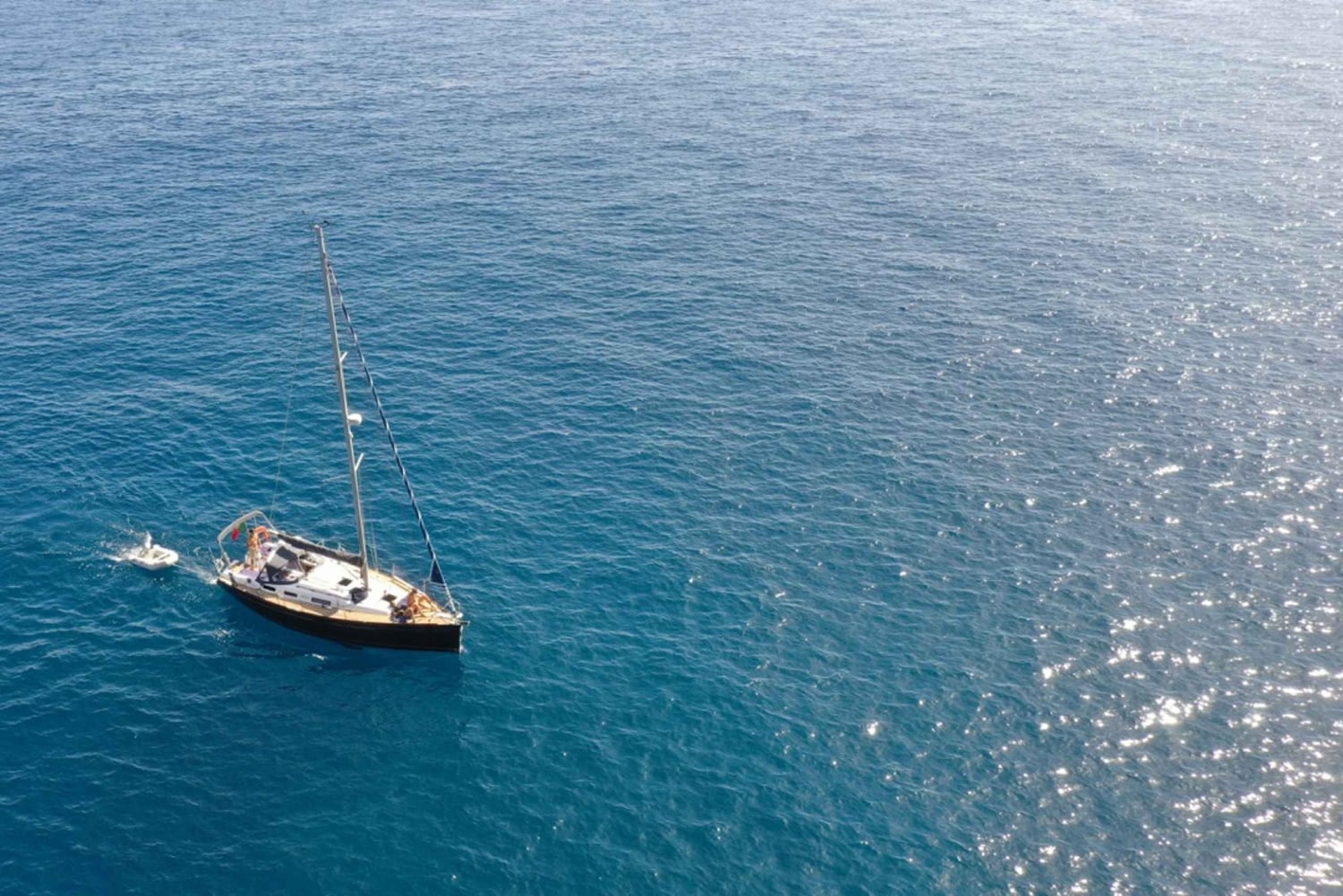 Funchal: Sunrise Private Sailing Trip with Breakfast